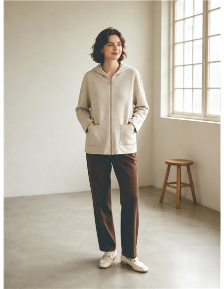 Jaqueta de tricô oversized com capuz e bolsos frontais.