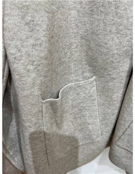 Jaqueta de tricô oversized com capuz e bolsos frontais.