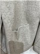 Jaqueta de tricô oversized com capuz e bolsos frontais.