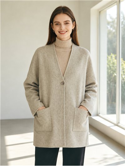 Cardigã oversized com botões e bolsos.