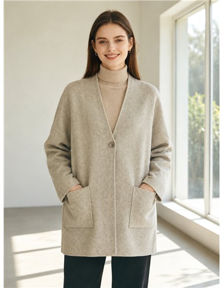 Cardigã oversized com botões e bolsos.