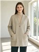 Cardigã oversized com botões e bolsos.