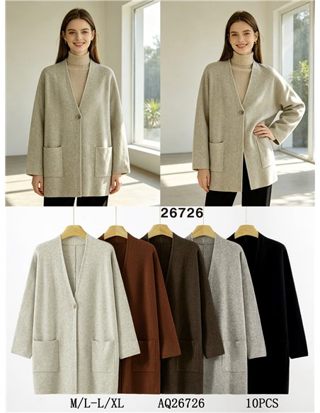 Cardigã oversized com botões e bolsos.