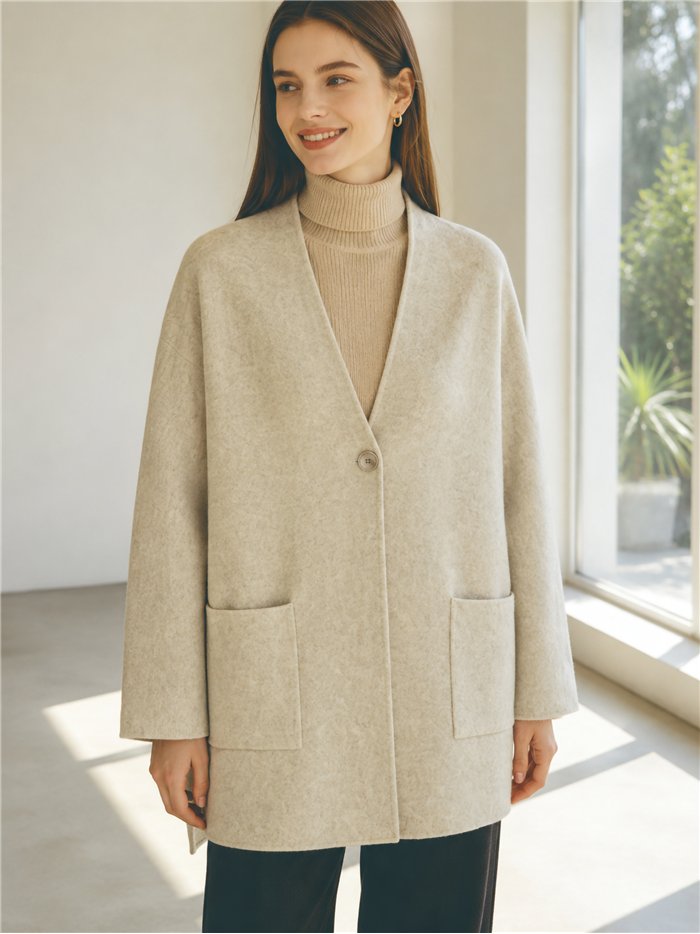 Cardigã oversized com botões e bolsos.
