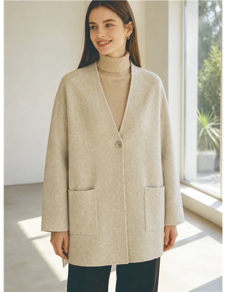 Cardigã oversized com botões e bolsos.