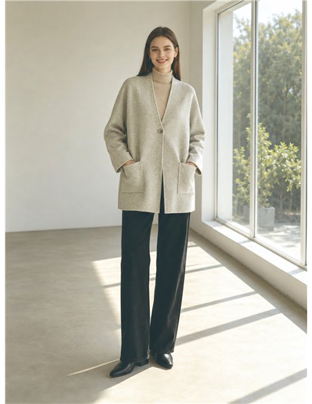 Cardigã oversized com botões e bolsos.