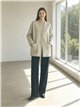 Cardigã oversized com botões e bolsos.