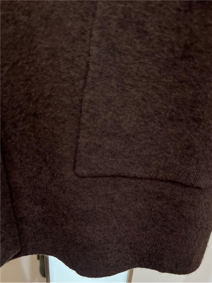 Cardigã oversized com botões e bolsos.
