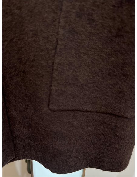 Cardigã oversized com botões e bolsos.