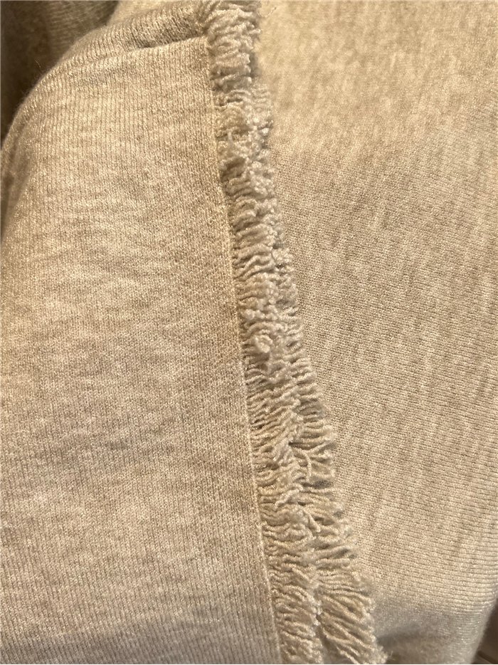 Suéter oversized, de tricô fino e com fios desfiados