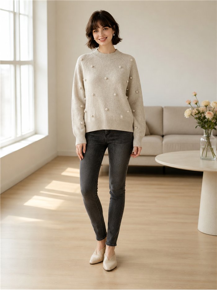 Camisa com pompons em relevo