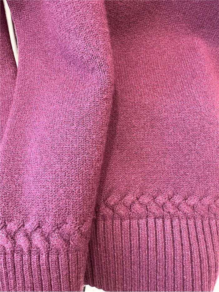 Camisa com detalhe trançado na barra.