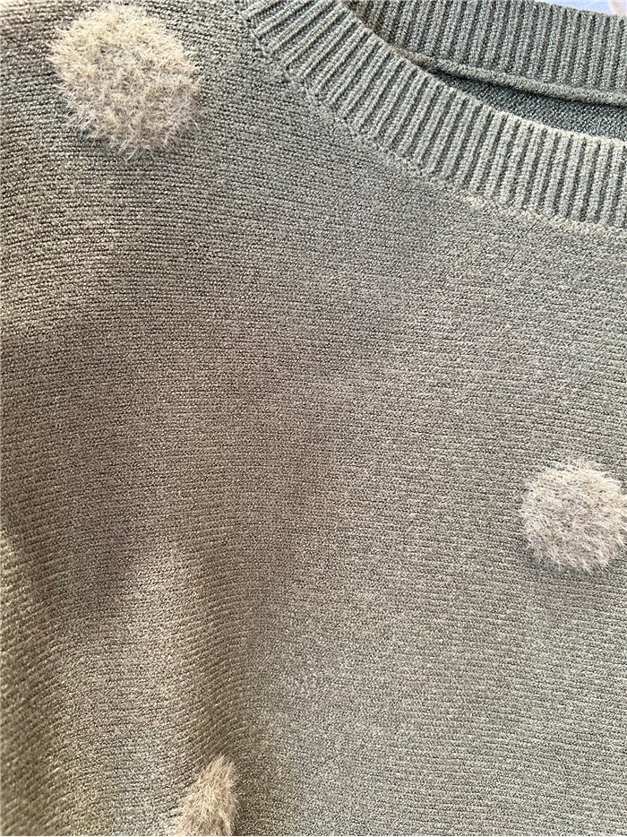 Camisa com pompons em relevo