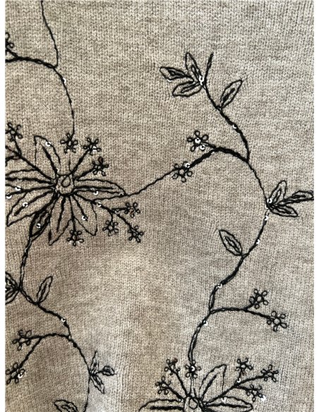 Suéter bordado com flores e lantejoulas.