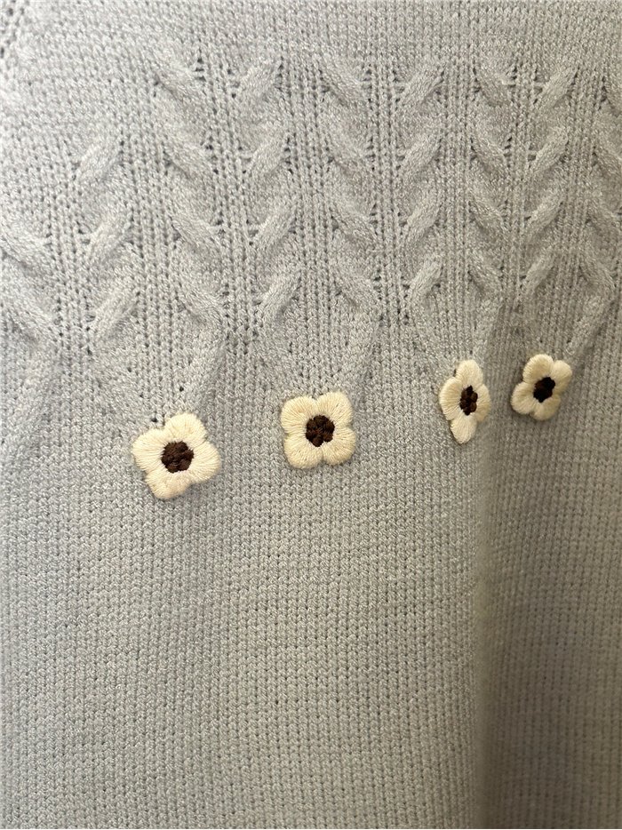 Pull oversize en maille torsadée avec fleurs appliquées