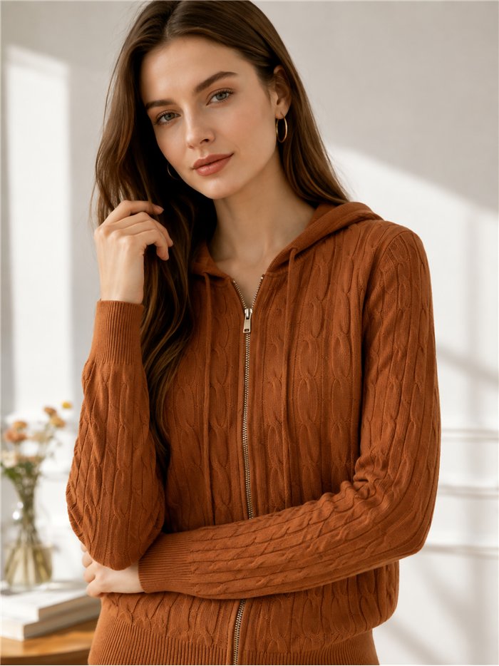 Veste en maille tressée à capuche