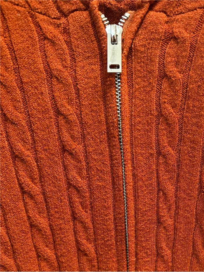 Veste en maille tressée à capuche