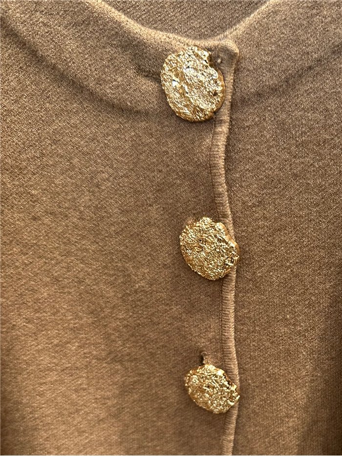 Strickjacke mit Knöpfen in Hammerschlagoptik