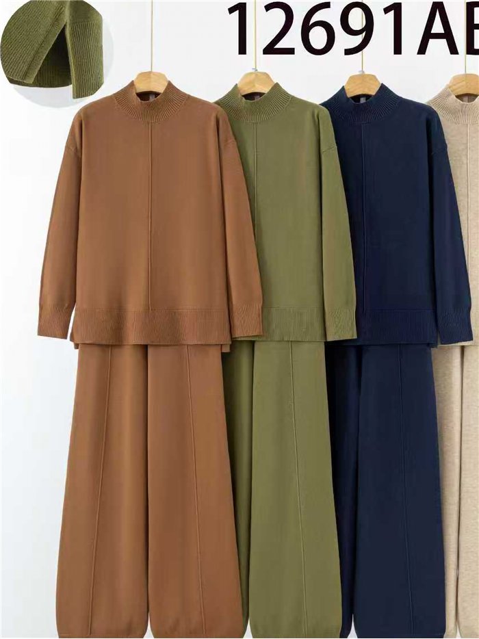 Conjunto jersey cuello alto y pantalón