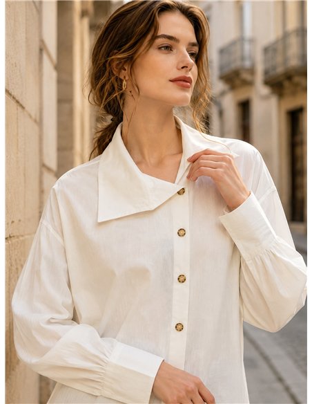 Camisa amplia botonadura lateral