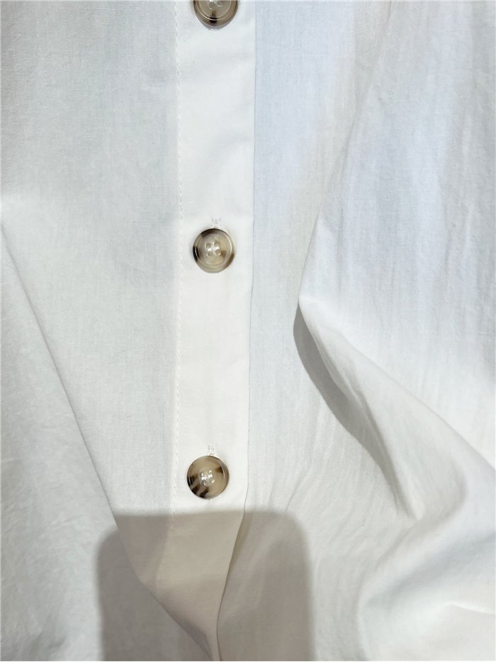 Camisa amplia botonadura lateral