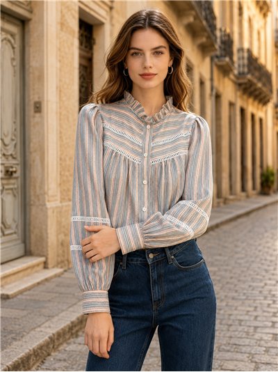Blusa listrada com detalhes.