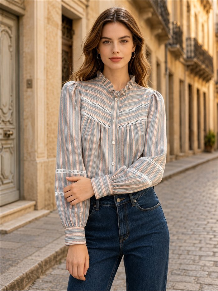 Blusa listrada com detalhes.