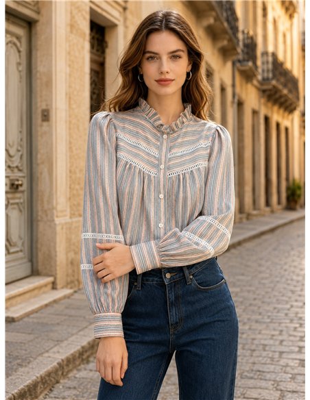 Blusa listrada com detalhes.