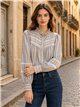 Blusa listrada com detalhes.