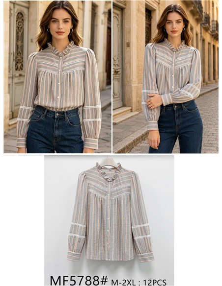 Blusa listrada com detalhes.