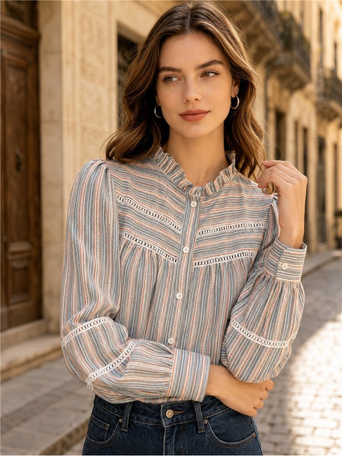 Blusa listrada com detalhes.