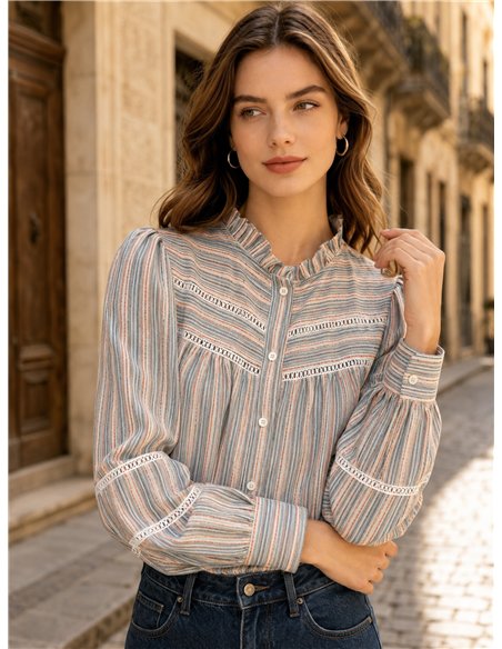 Blusa listrada com detalhes.