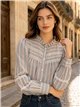 Blusa listrada com detalhes.