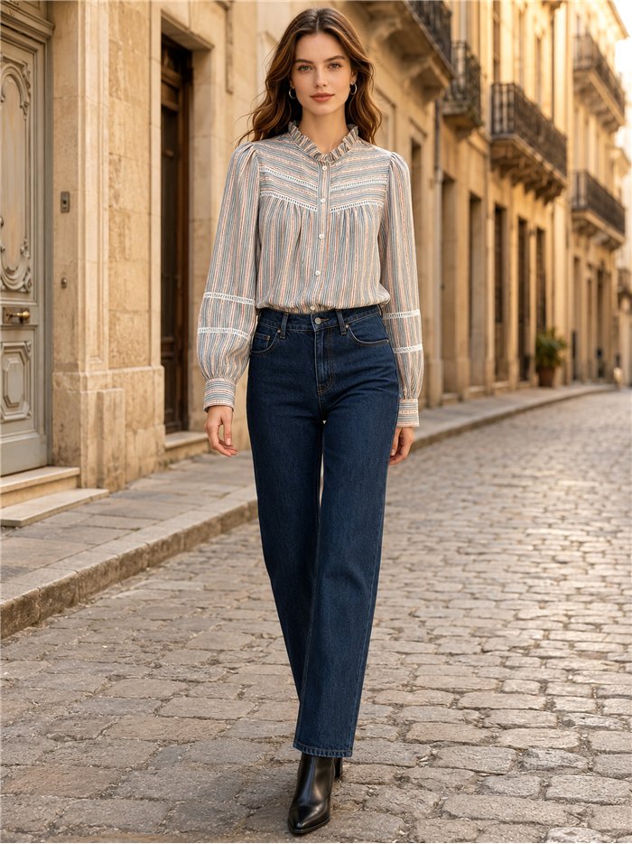 Blusa listrada com detalhes.