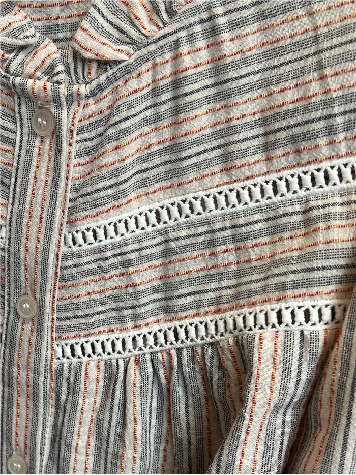 Blusa listrada com detalhes.