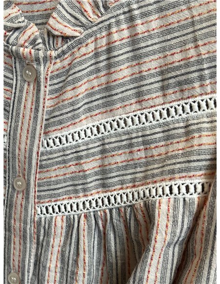 Blusa listrada com detalhes.