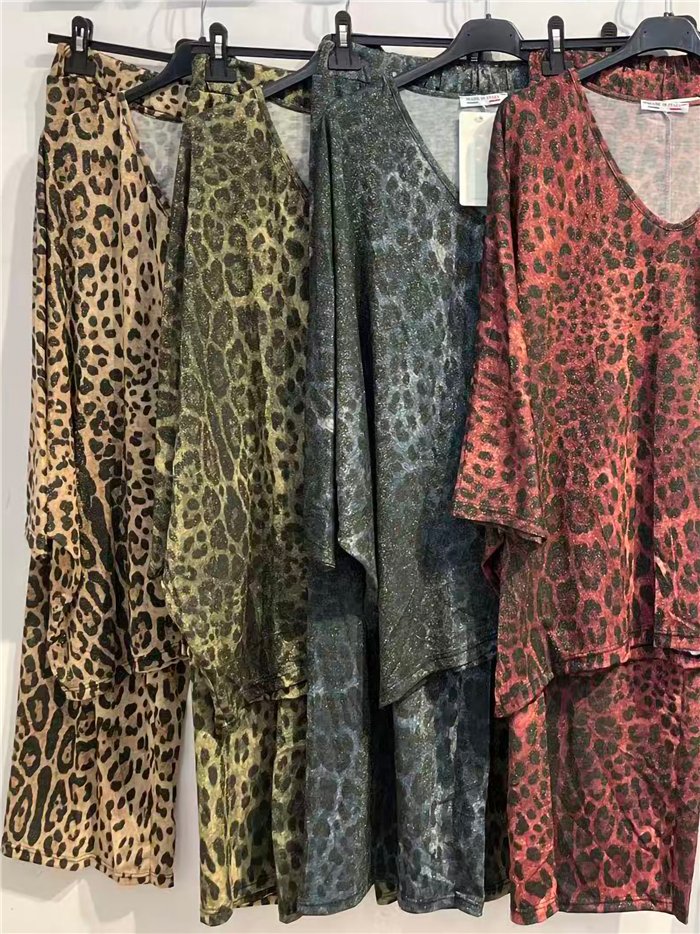 Completo composto da camicetta lunga con stampa animalier e glitter e pantaloni