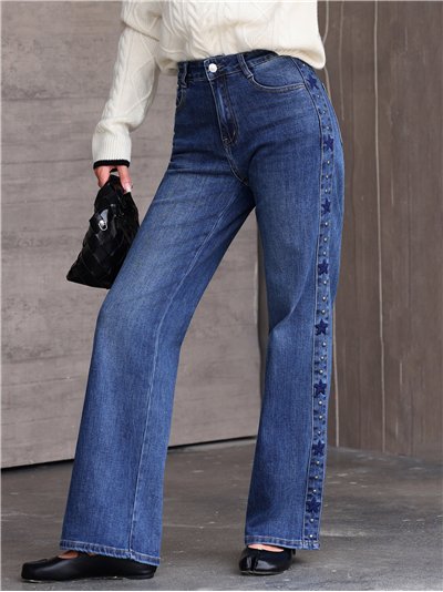Calça jeans de perna larga com tachas e estrelas