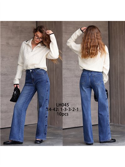 Calça jeans de perna larga com tachas e estrelas 2