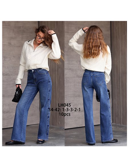 Calça jeans de perna larga com tachas e estrelas