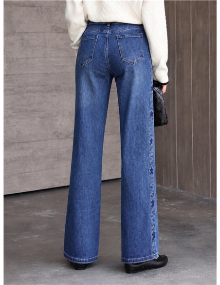 Calça jeans de perna larga com tachas e estrelas