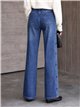 Calça jeans de perna larga com tachas e estrelas