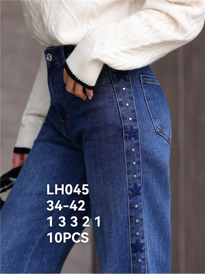 Calça jeans de perna larga com tachas e estrelas