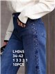 Calça jeans de perna larga com tachas e estrelas