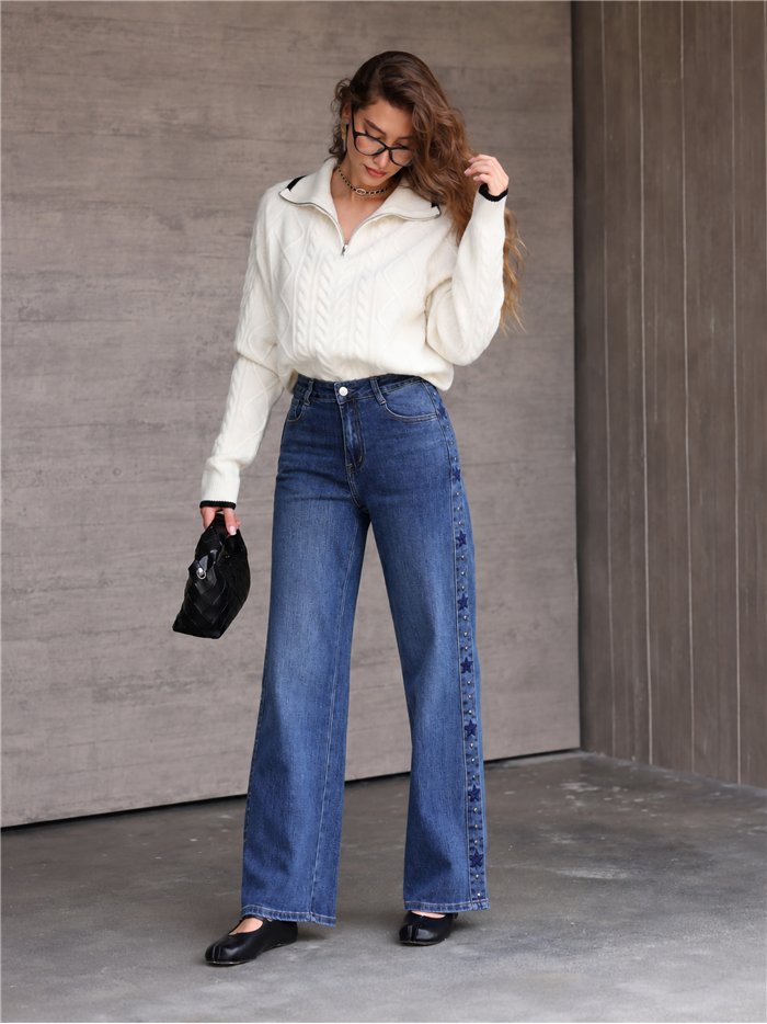 Calça jeans de perna larga com tachas e estrelas