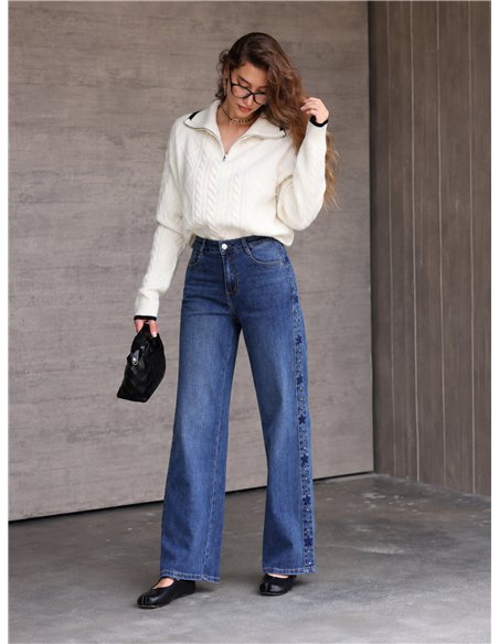 Calça jeans de perna larga com tachas e estrelas