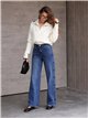 Calça jeans de perna larga com tachas e estrelas