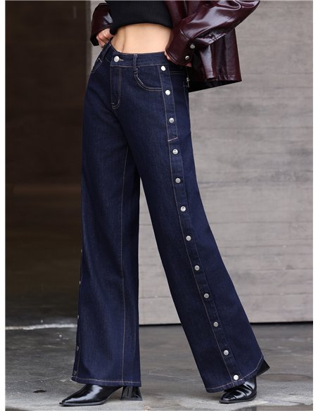 Weit geschnittene Jeans mit seitlichen Knöpfen