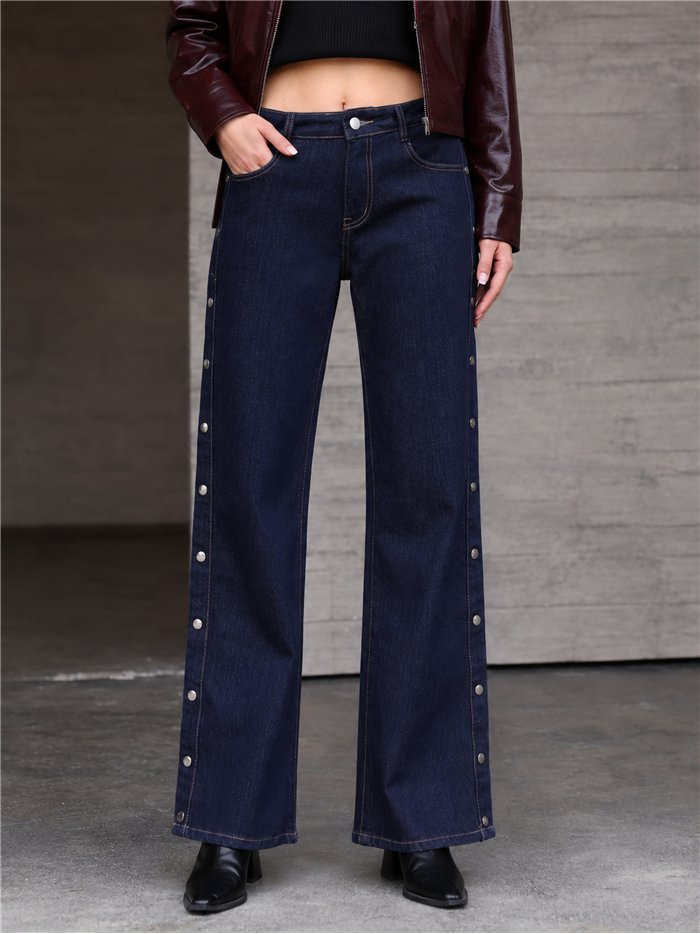 Weit geschnittene Jeans mit seitlichen Knöpfen