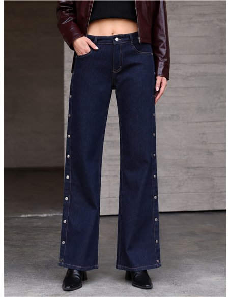 Weit geschnittene Jeans mit seitlichen Knöpfen